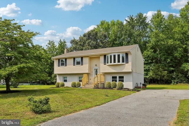 split foyer home featuring a front lawn