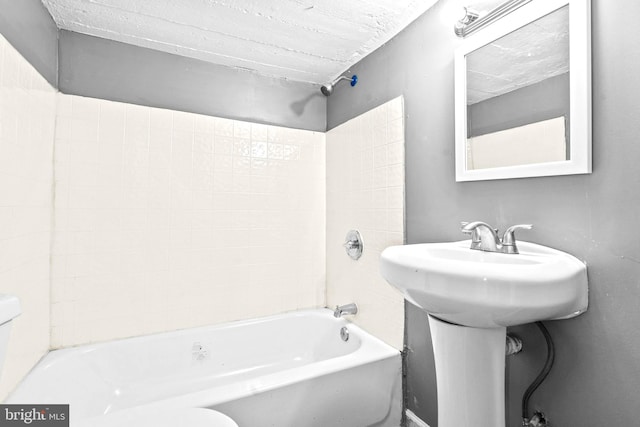 bathroom featuring toilet and shower / washtub combination