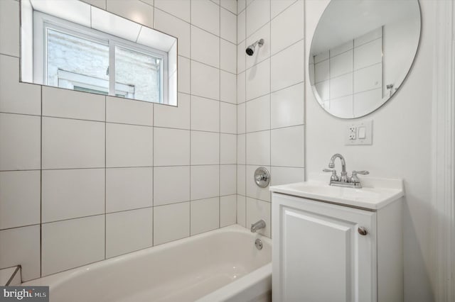 bathroom with vanity and tiled shower / bath