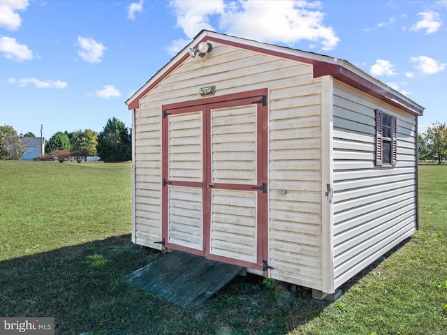 view of outdoor structure featuring a yard