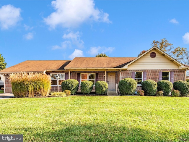 ranch-style home featuring a front lawn