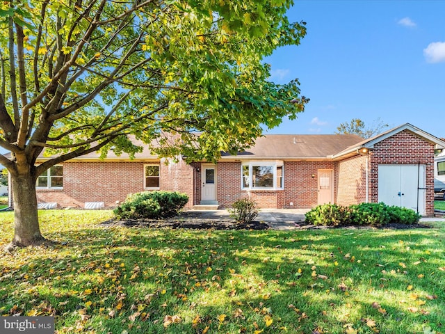 single story home with a front yard