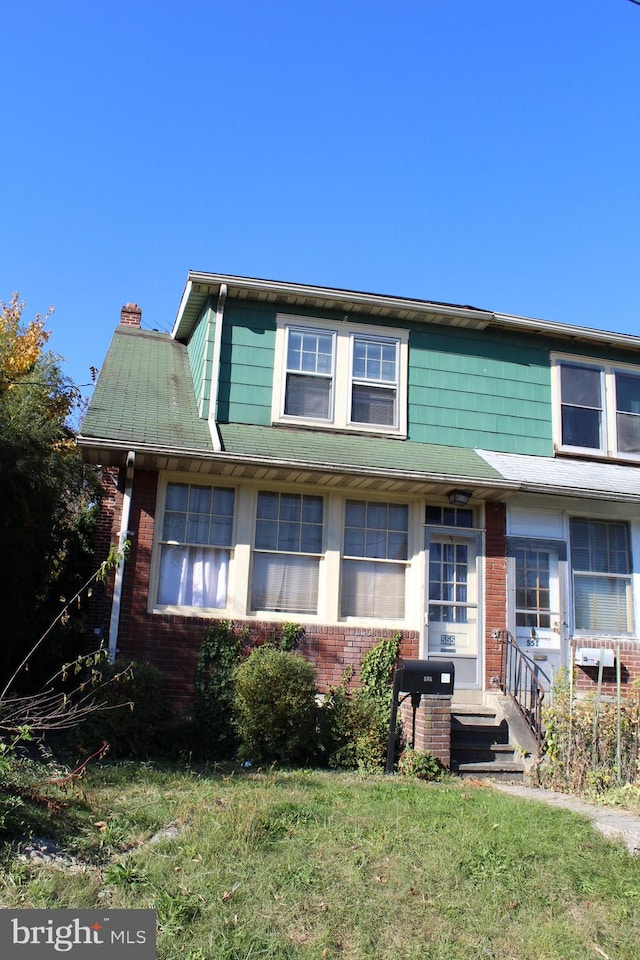 view of front facade featuring a front yard