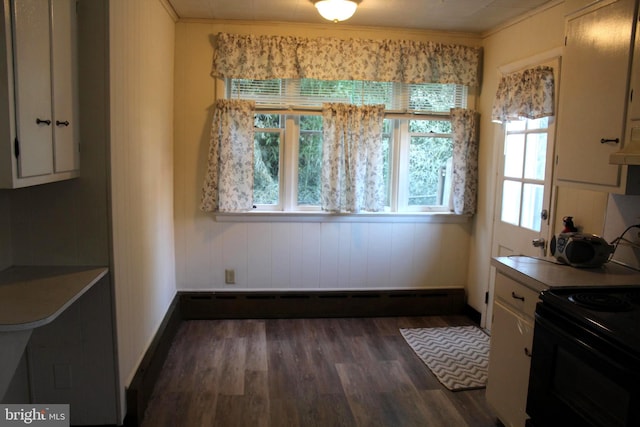 dining space featuring dark hardwood / wood-style floors, baseboard heating, and crown molding