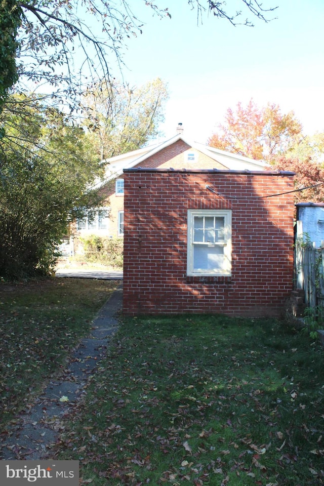 view of side of property featuring a lawn