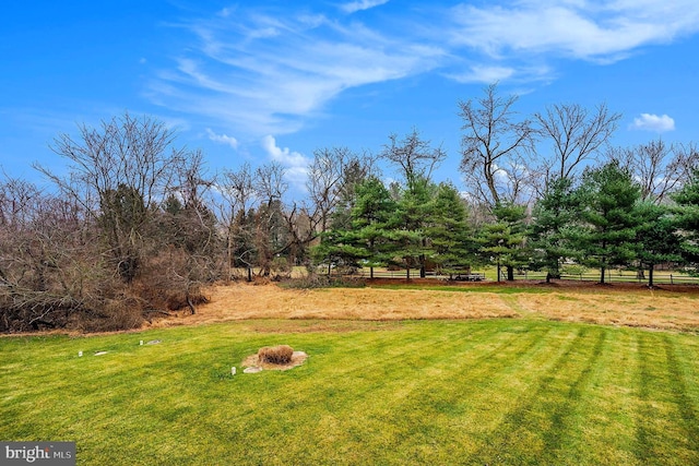 view of yard featuring a rural view