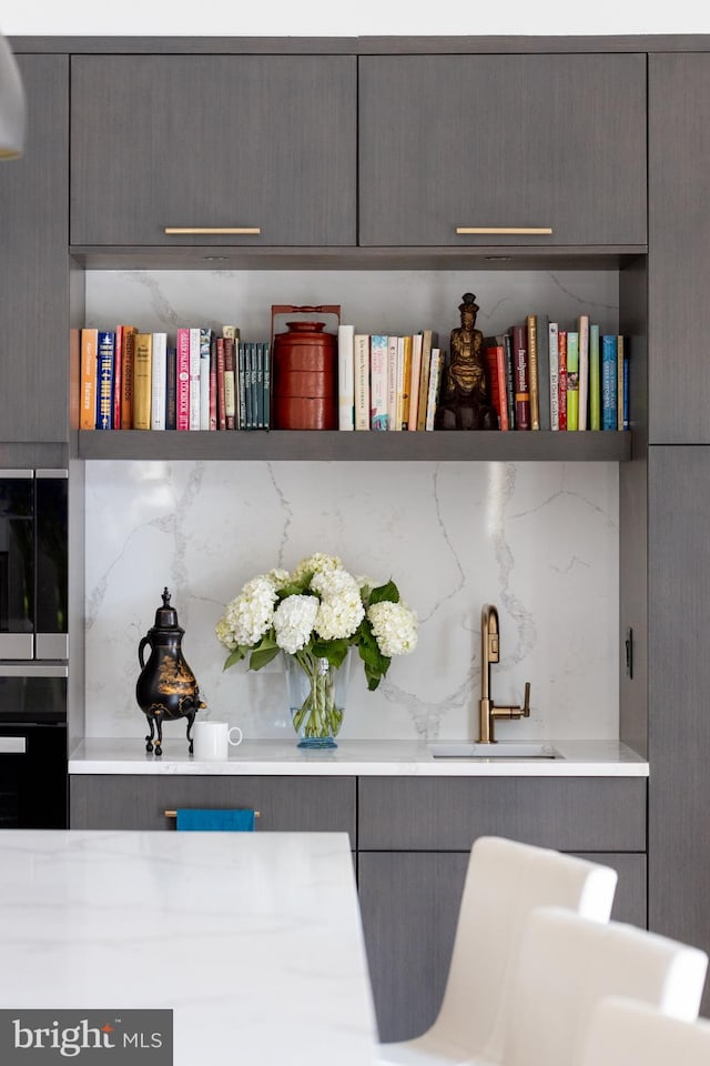 room details featuring tasteful backsplash and sink