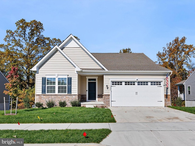 view of front of property featuring a front yard and a garage