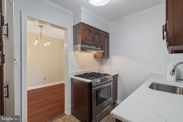 kitchen featuring tasteful backsplash, sink, gas stove, ornamental molding, and dark hardwood / wood-style floors