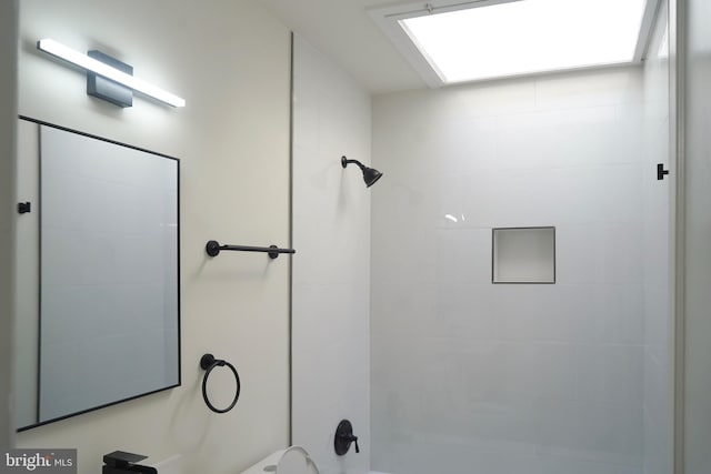 bathroom featuring tiled shower