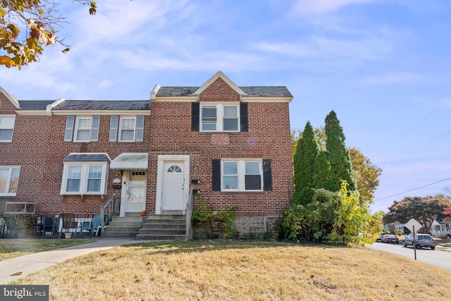 view of front of house featuring a front yard