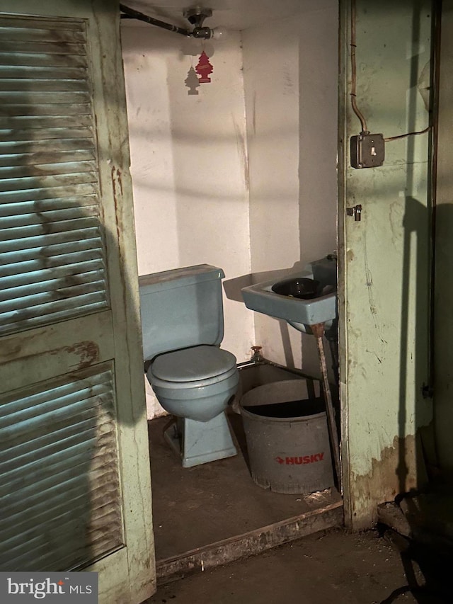 bathroom featuring toilet and sink