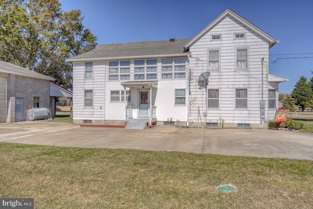 view of front of house with a front lawn