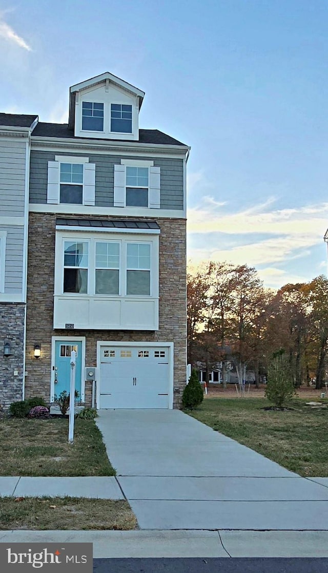 view of front facade featuring a garage and a lawn