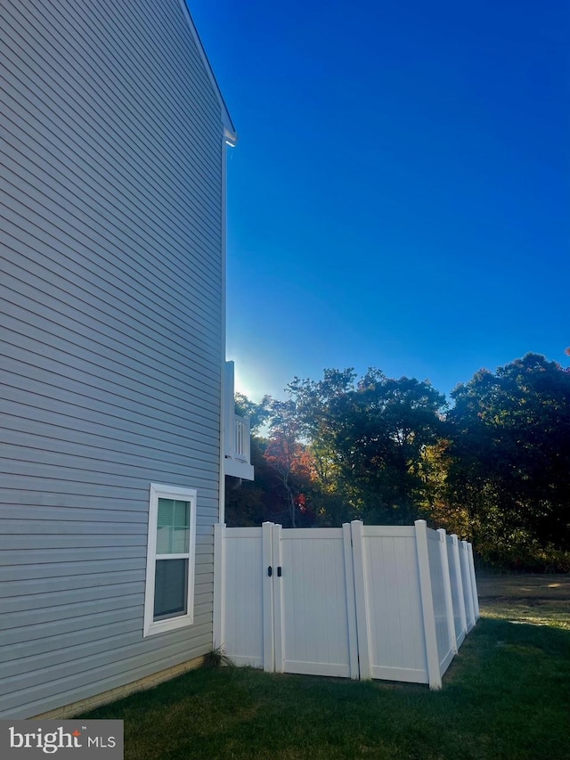 view of side of property featuring a yard