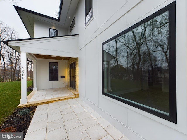 5005 Ravensworth Rd, Annandale, VA 22003 - entrance to property with stucco siding