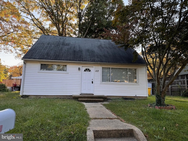 view of front facade featuring a front lawn