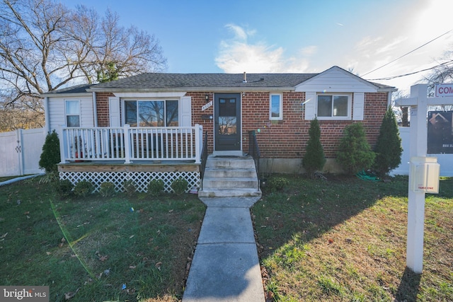 view of front facade featuring a front yard