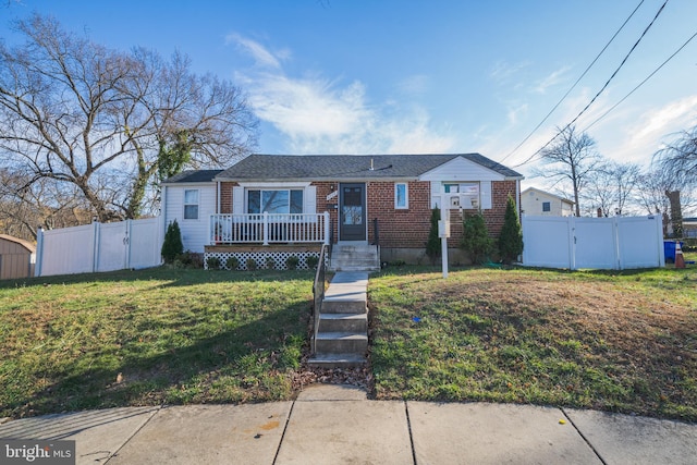 view of front facade featuring a front yard