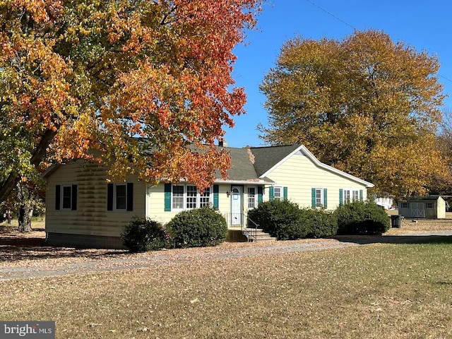 view of front facade with a front yard