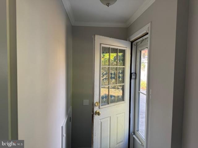 entryway featuring crown molding