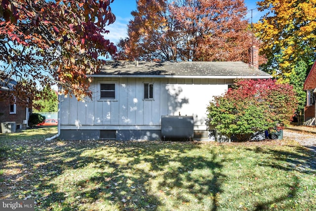 view of side of property featuring a lawn