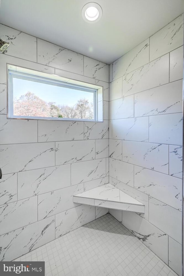 bathroom featuring a tile shower