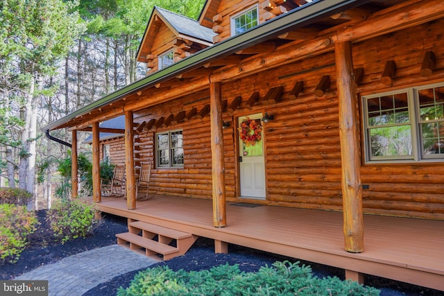 entrance to property featuring covered porch