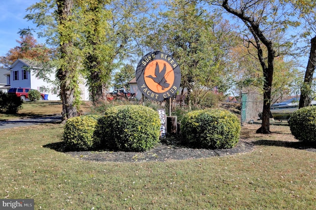 community / neighborhood sign featuring a yard