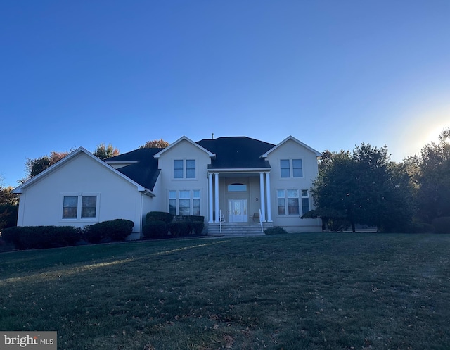 view of front of home featuring a front yard