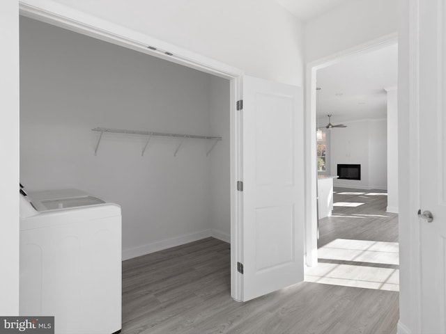 washroom with washer and clothes dryer, light hardwood / wood-style floors, and ceiling fan