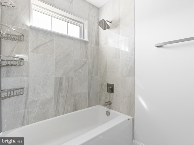 bathroom with tiled shower / bath