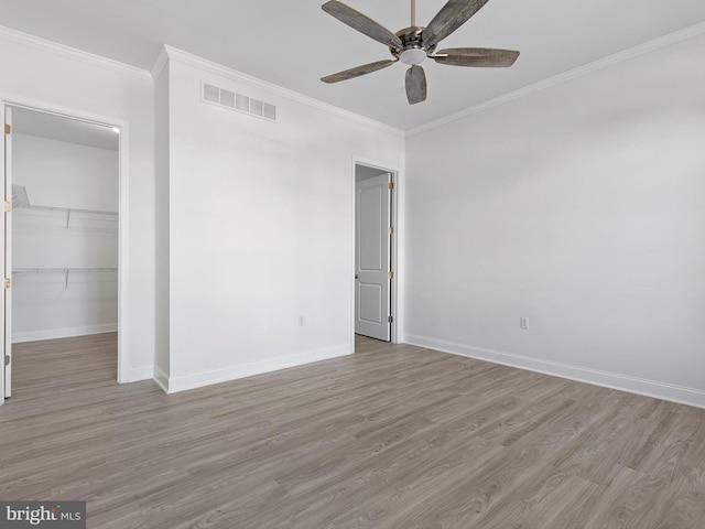 unfurnished room featuring crown molding, light hardwood / wood-style floors, and ceiling fan