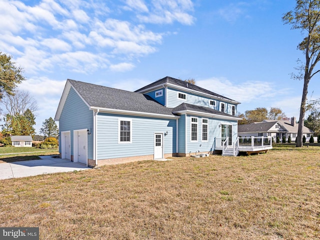 view of front of house featuring a front yard and a garage