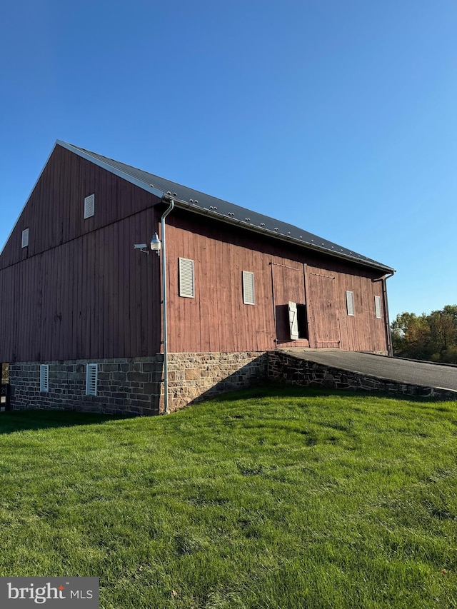 view of side of property featuring a lawn