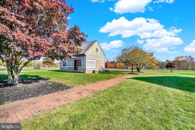 view of yard featuring an outbuilding