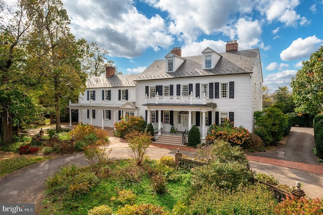 colonial home featuring covered porch