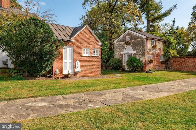 view of front of home with a front lawn