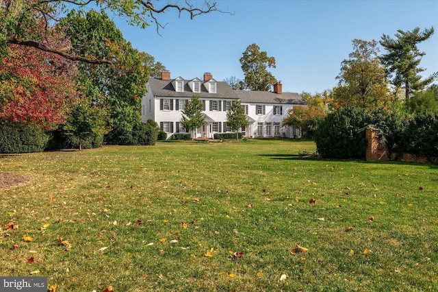 view of front of house with a front lawn