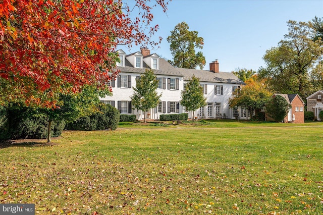 view of front of house with a front lawn