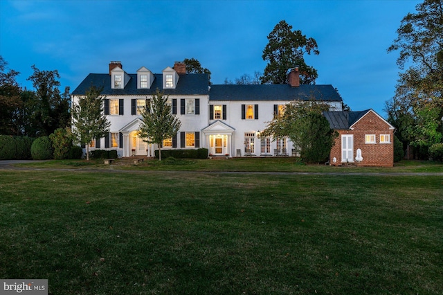 view of front of property featuring a lawn