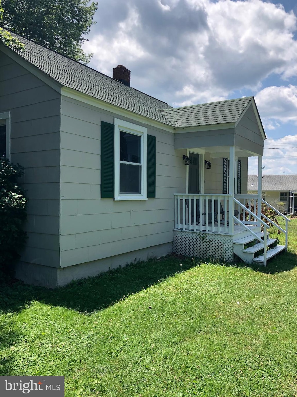 view of front of property with a porch and a front yard