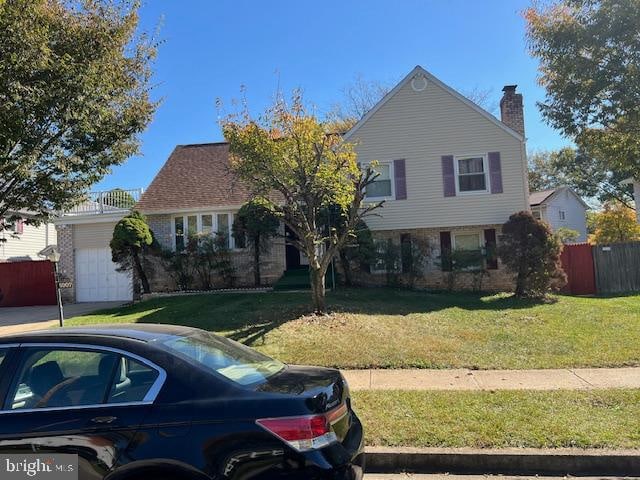 view of front facade featuring a front yard