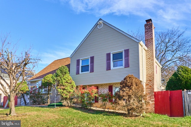 view of front facade featuring a front lawn