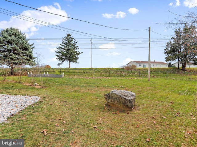 view of yard featuring a rural view