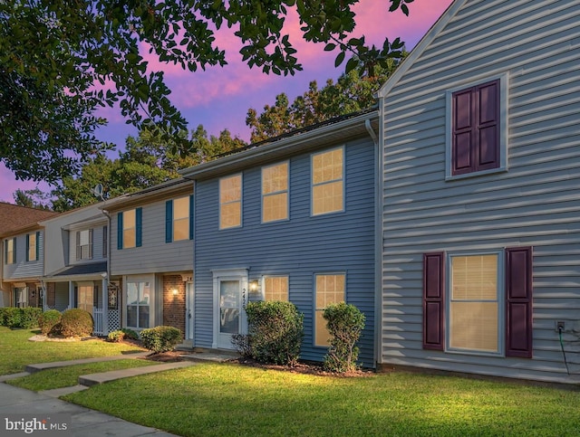 view of front of house featuring a lawn