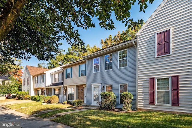 view of front of house featuring a front lawn