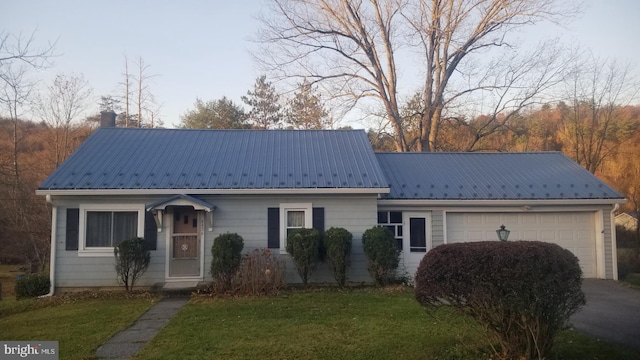 view of front facade featuring a front yard and a garage