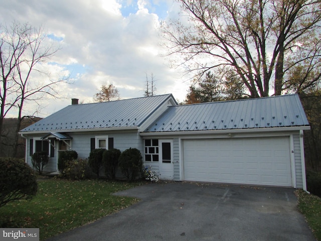 view of front facade featuring a garage