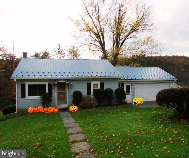 view of front of home featuring a garage and a front yard